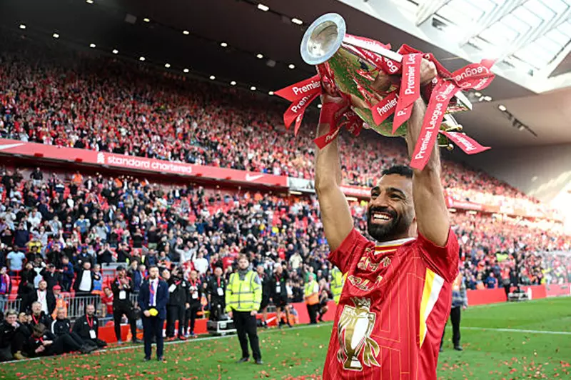 أسطورة مانشستر يونايتد: محمد صلاح في صدارة المنافسة على الكرة الذهبية