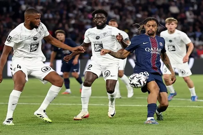 باريس سان جيرمان يتجاوز اختبار أنجيه بصعوبة في الدوري الفرنسي