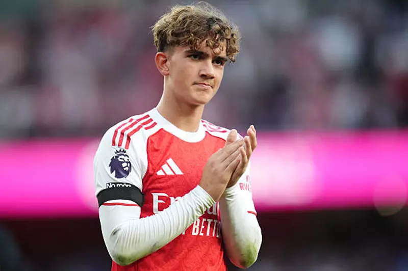 تألق النجوم الصغار: أبرز عشرة لاعبين في تاريخ الدوري الإنجليزي