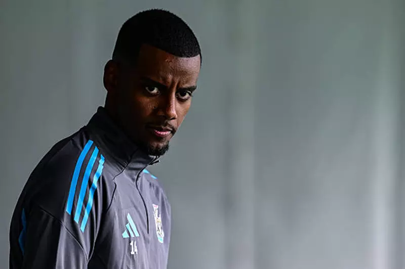 تحليل تأثير انتهاك الوعود على العلاقات الرياضية: أزمة إيزاك مع نيوكاسل