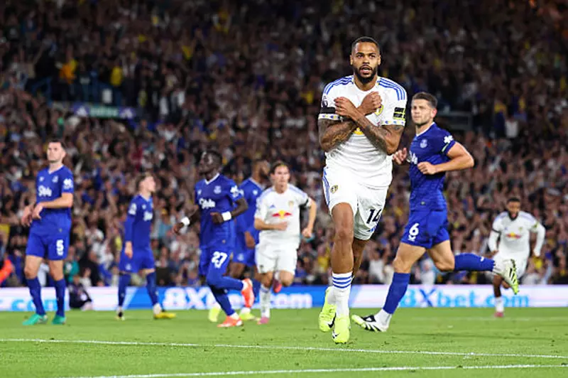 ظهور جريليش الأول يضيء فوز ليدز في مواجهة إيفرتون بالدوري الإنجليزي