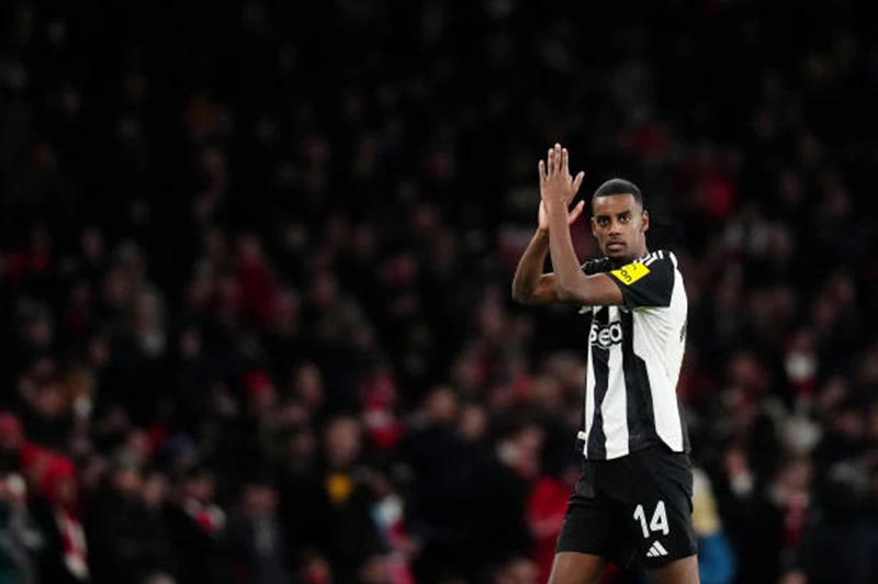 على خطى سيناريو فيرتز: استراتيجيات ليفربول في صفقة إيزاك