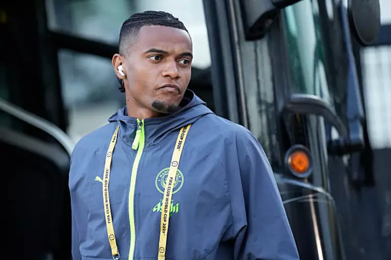 ميلان يتطلع للتفاوض بشأن انضمام أكانجي من مانشستر سيتي